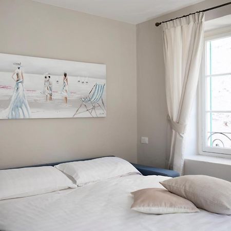 Charming Moment Di Villa Porta - Borgo Antico Luino Exterior photo
